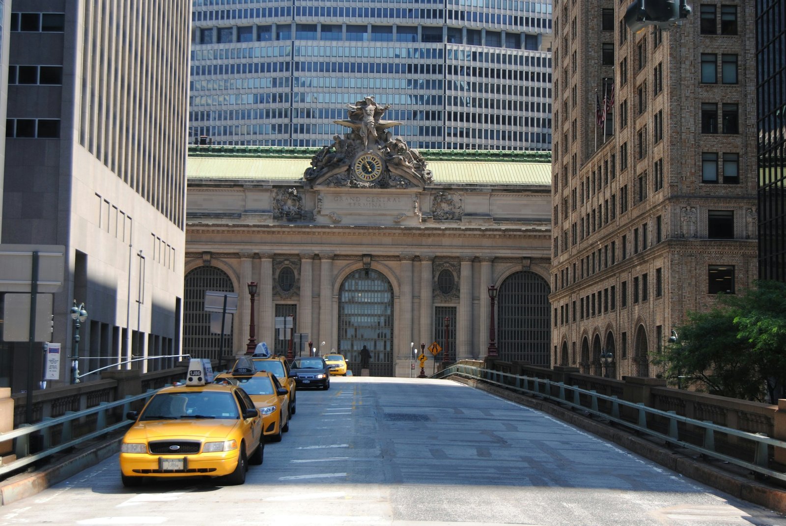 Yellow cabs on the Park Avenue Viaduct in front of Grand Central Terminal